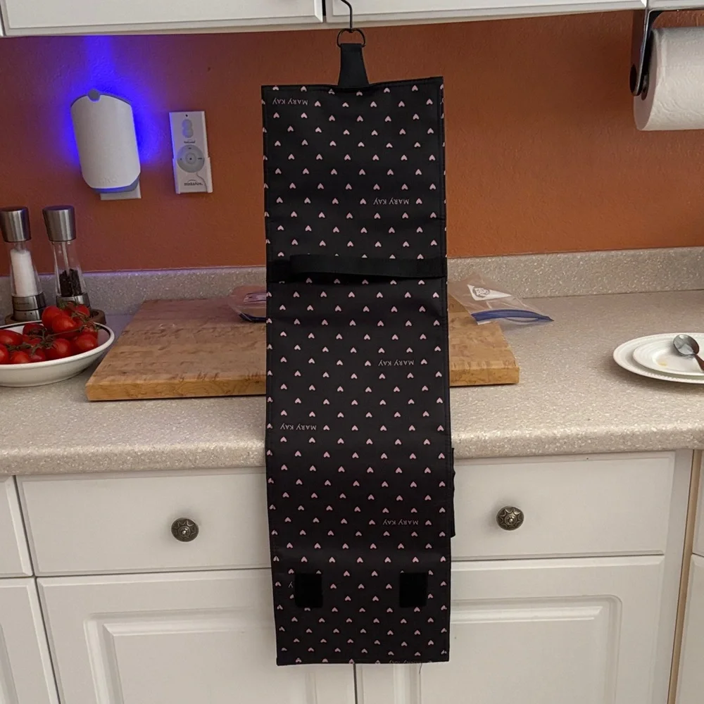 Mary Kay Black and Pink travel roll NWOT for your shampoos and cosmetics
